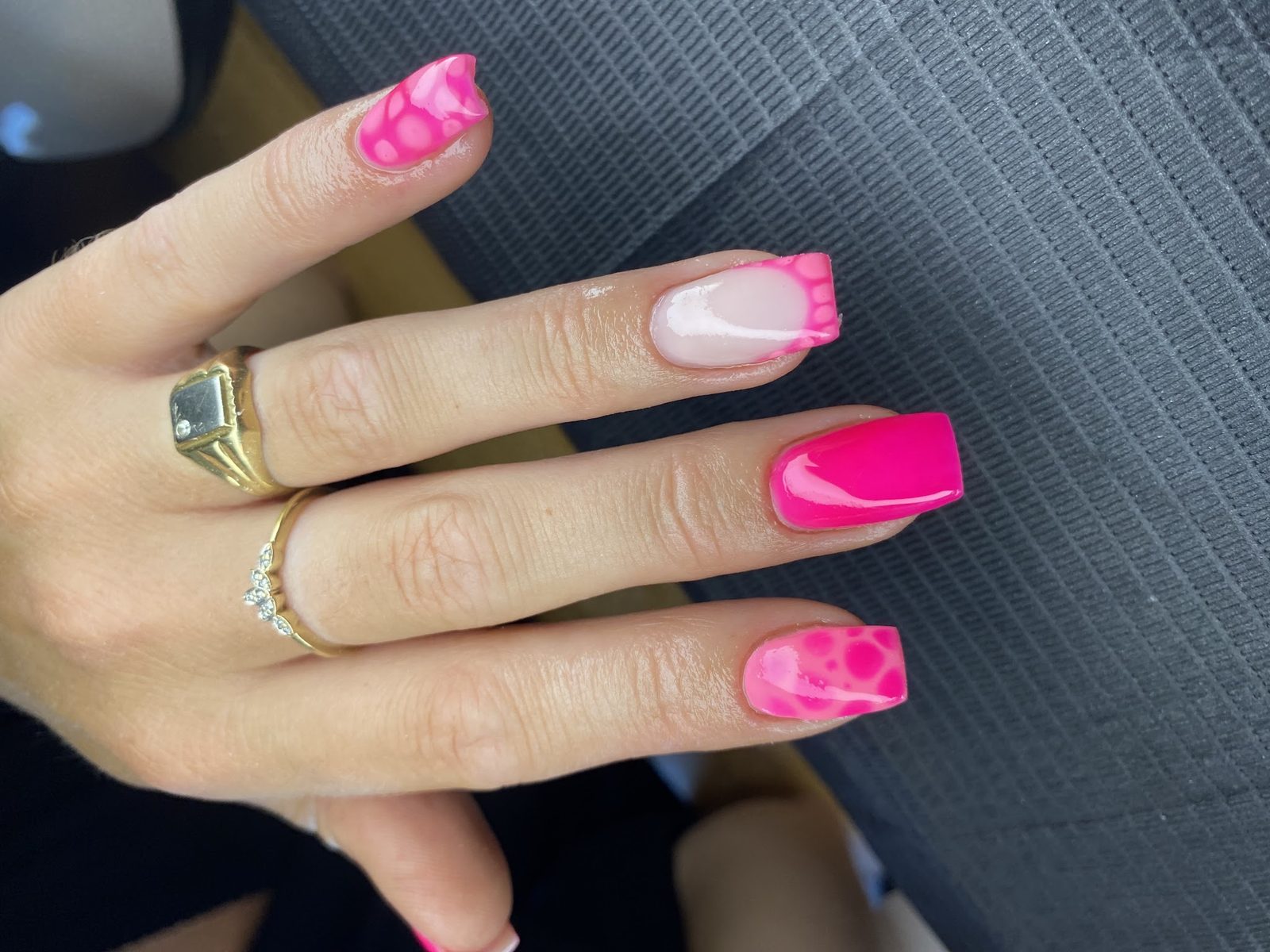 Roze nagels met French tips en nail art