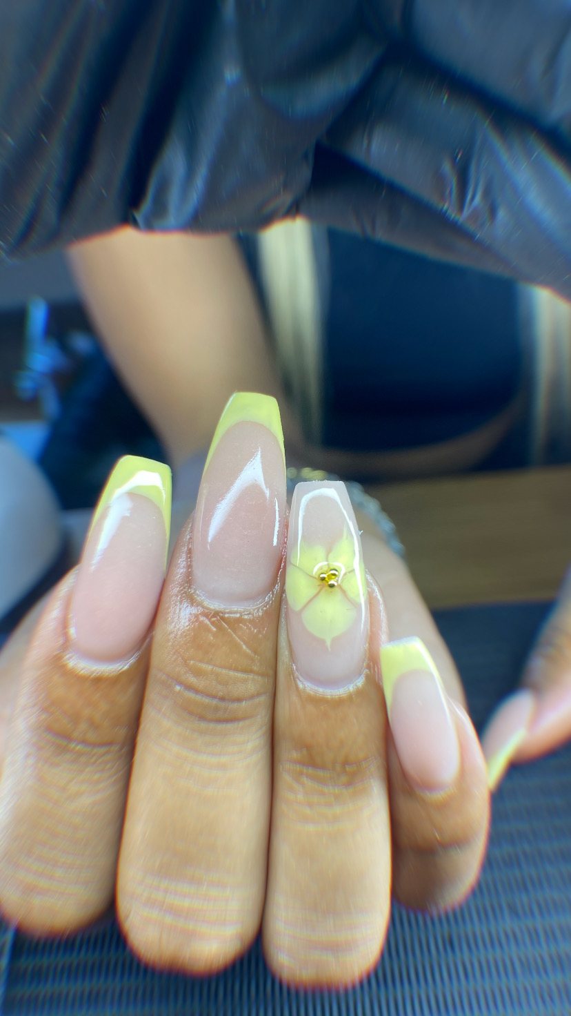 Nagels met neongele French en een gouden bloemetje
