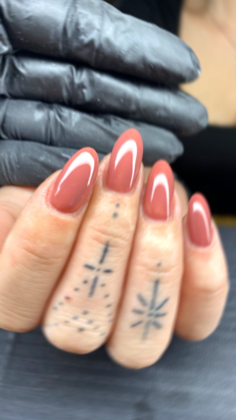 Terracotta nagels met witte French lijn, gezet door Kelsey
