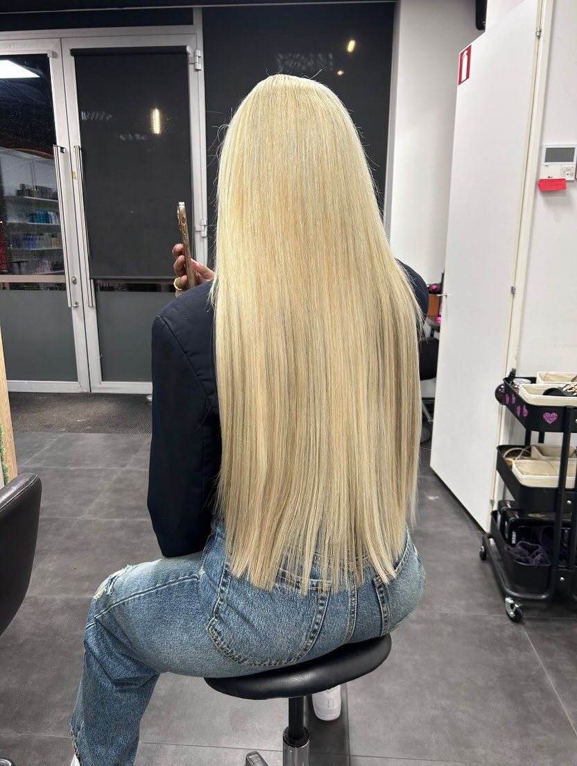 Lang, steil blond haar met extensions, gedaan door Divinja