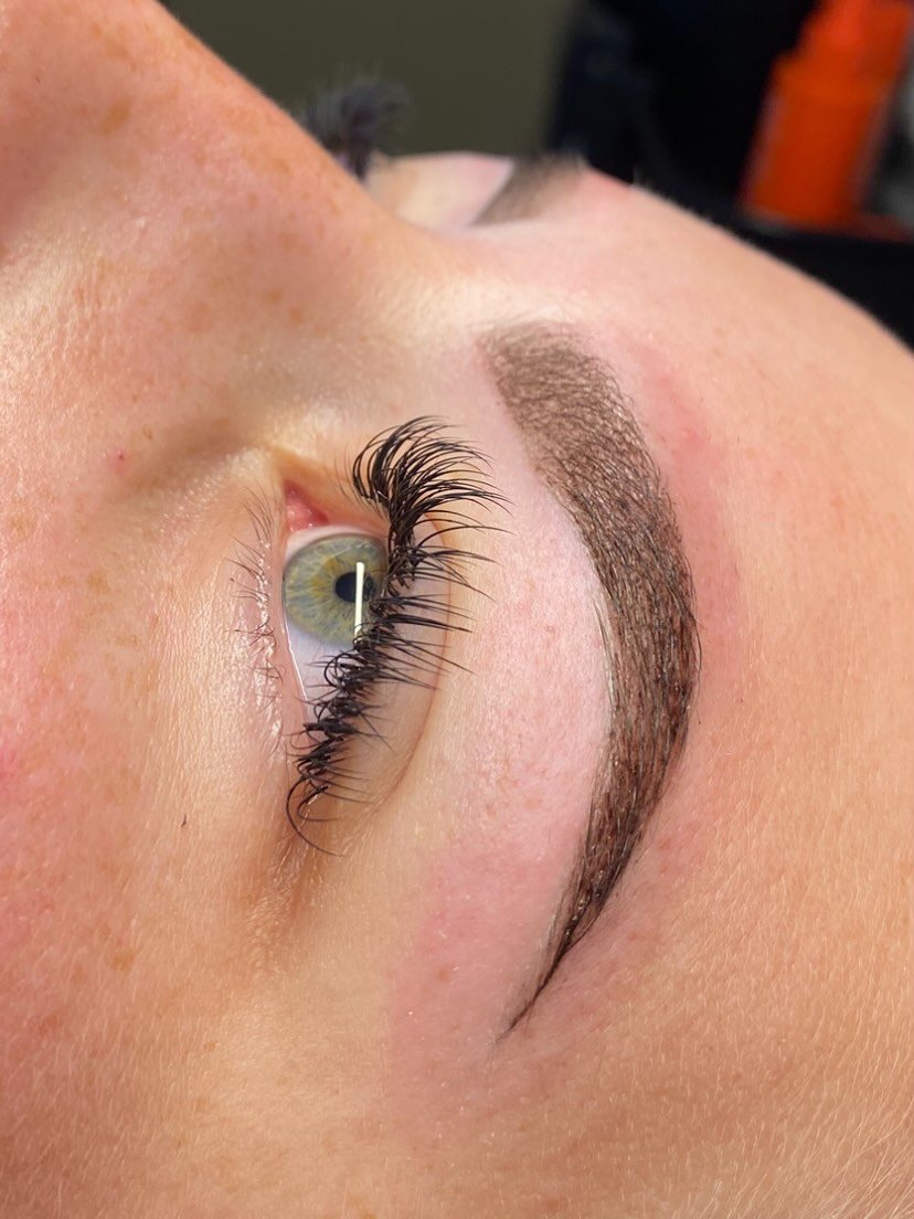 Wenkbrauw na brow dye en wimpers na behandeling