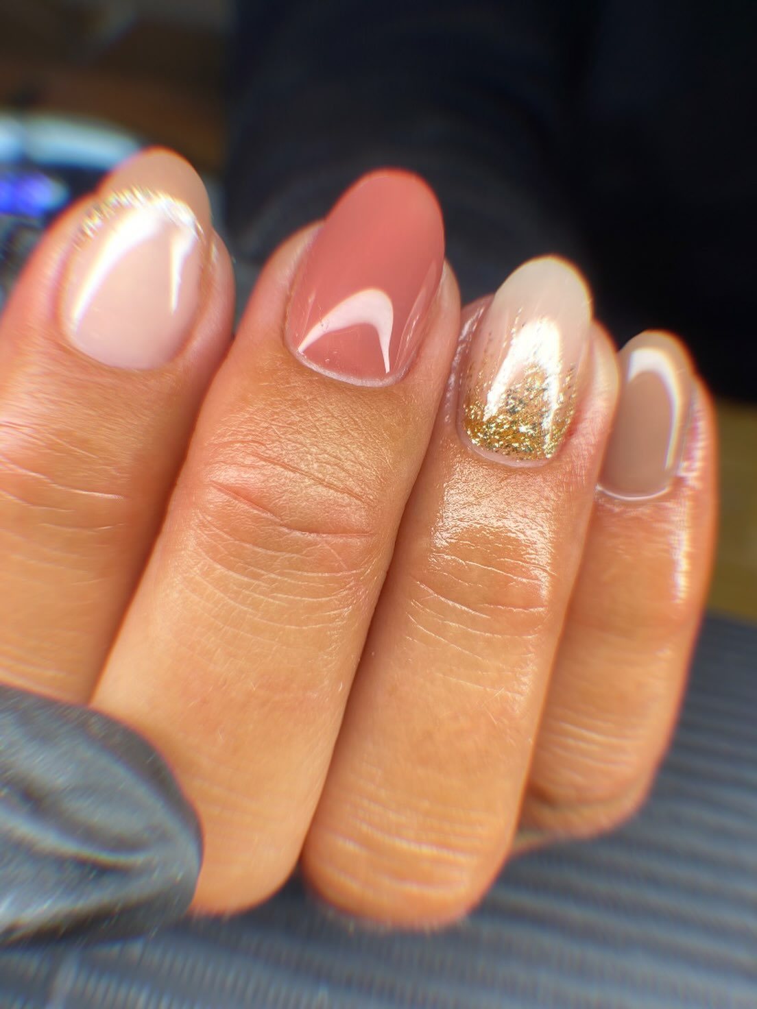 Korte nagels in nude en terracotta met gouden glitter